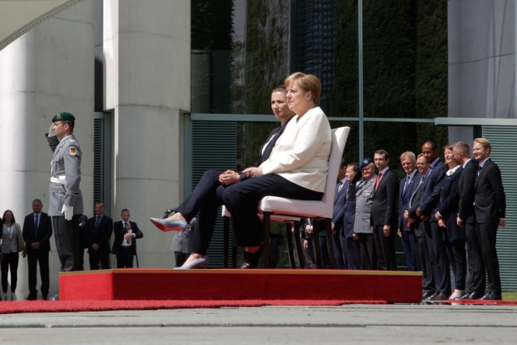 Merkelova sjedila tokom intoniranja himne