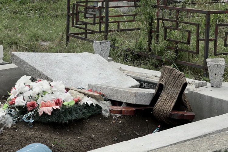 Na Kosovu lomili spomenike na pravoslavnom groblju, vršili nuždu