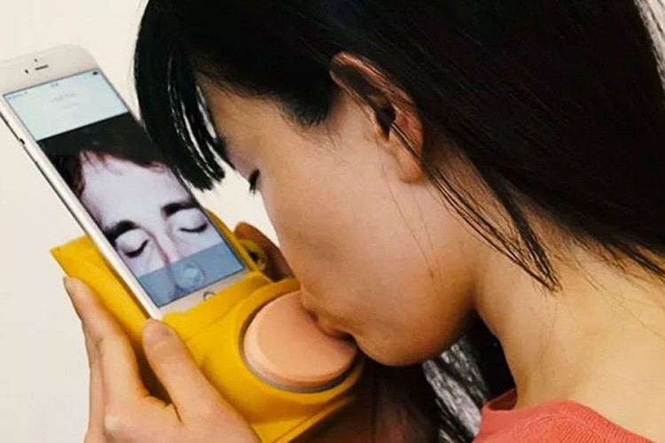 Evolucija komunikacije: iPhone i sprava za slanje poljubaca