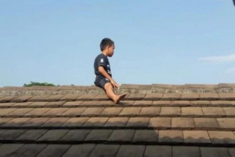 Dječak pobjegao na krov kuće da bi izbjegao sunećenje