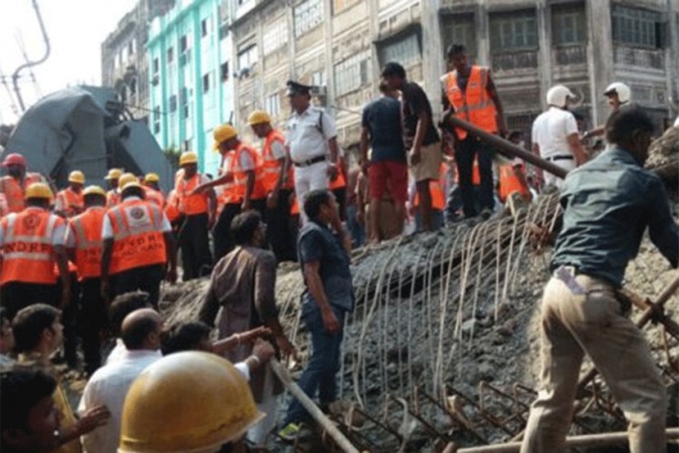Srušila se zgrada u Indiji, zatrpano 40 ljudi