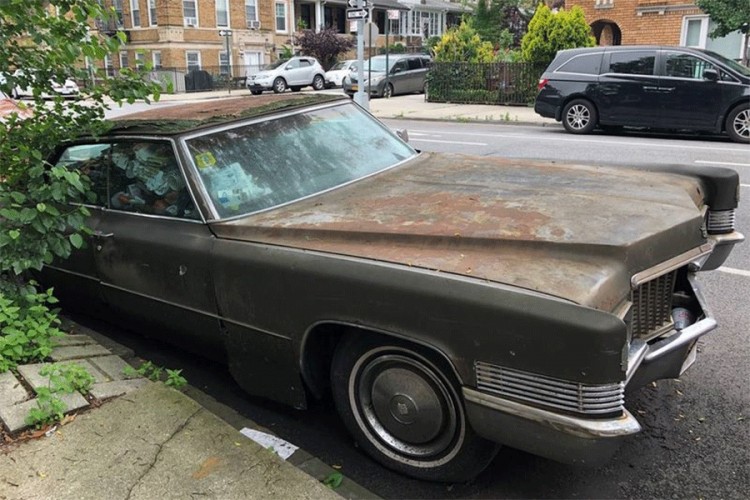 Cadillac nakon 25 godina uklonjen s ulice u Njujorku