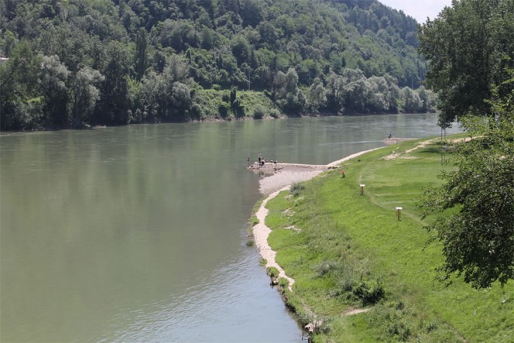 Na Drini snimili migranta koji pokušava da prepliva rijeku