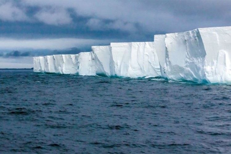 Niko ne zna kuda plovi najveći ledeni brijeg na svijetu