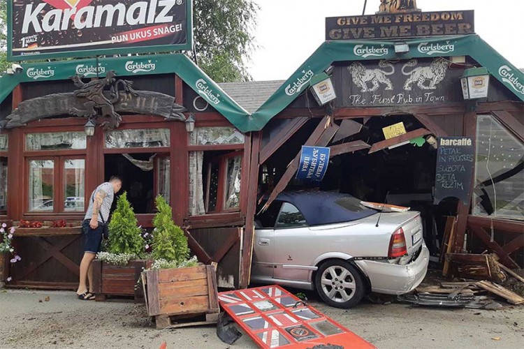 Autom uletio u baštu restorana, troje povrijeđenih