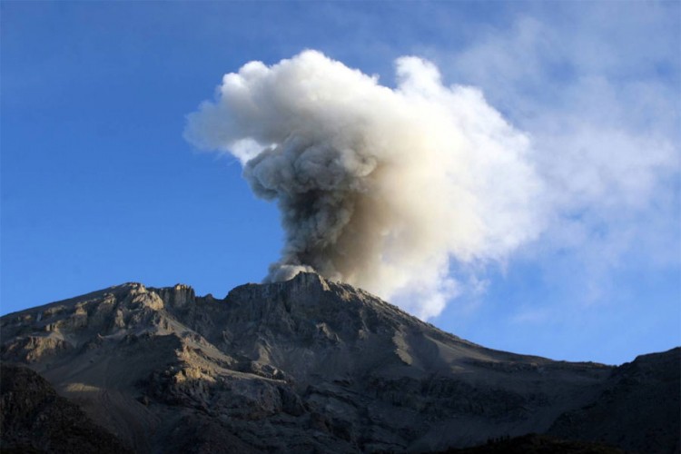 Vulkan u Peruu izbacuje pepeo, evakuisane stotine ljudi