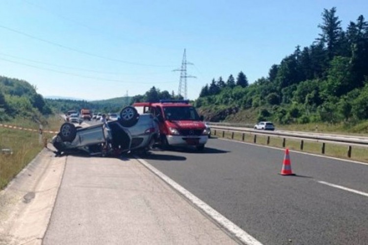 U nesreći u Lici poginuo austrijski turista, kolona 18 km