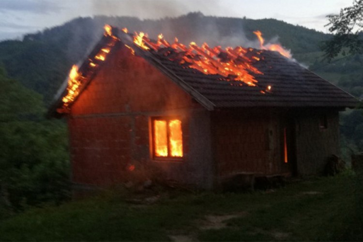 Povratničkoj porodici kod Goražda potpuno izgorjela kuća