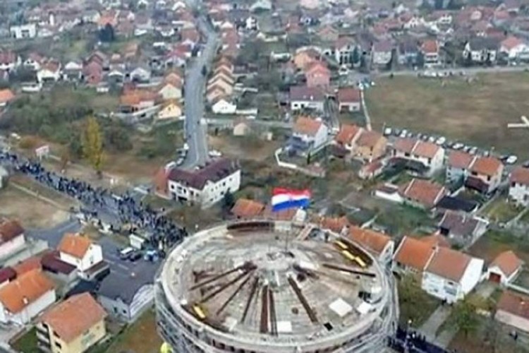 Mladić statusom o ćirilici "zapalio" region: Laku noć, Vukovare moj