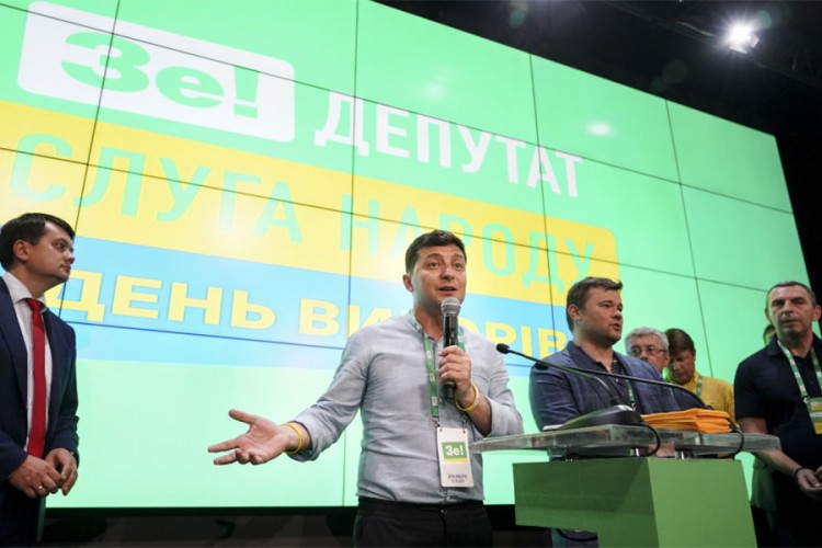 Stranka Vladimira Zelenskog vodi na izborima u Ukrajini