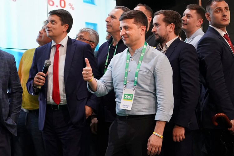 Stranka Zelenskog vodi na parlamentarnim izborima u Ukrajini