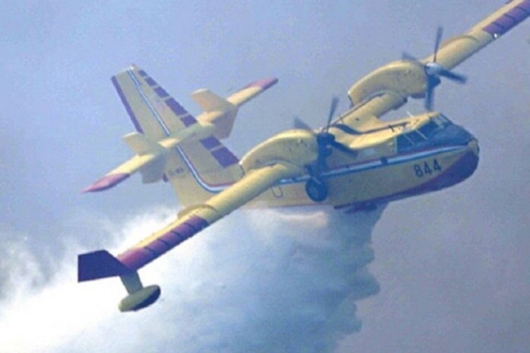 Požar kod Trogira, angažovani helikopter i kanader