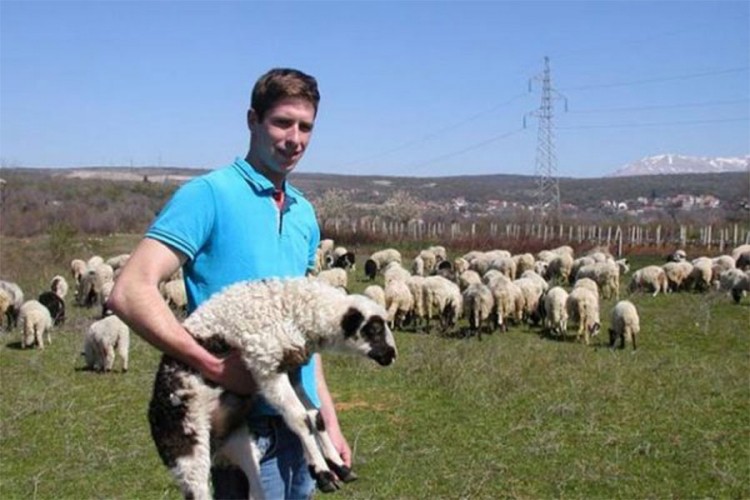 Sa 24 godine ima stado od 200 ovaca i vinograd od 3.000 čokota