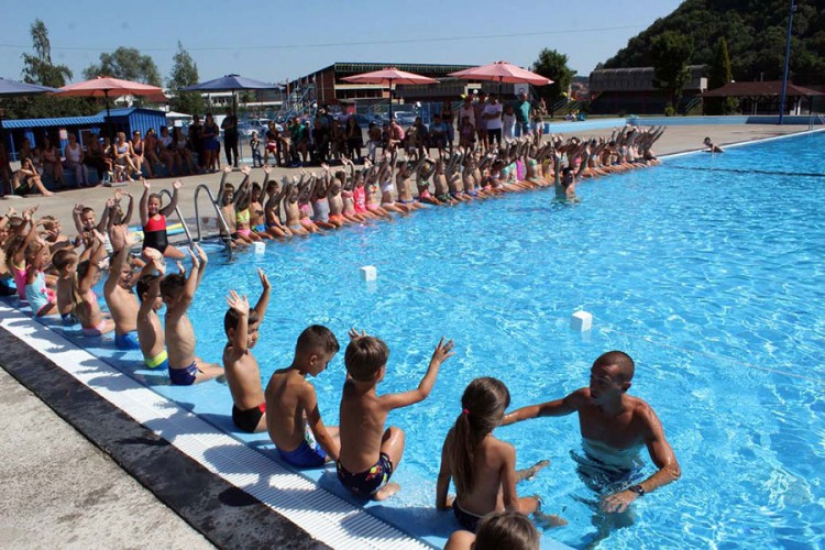 Školu plivanja završilo 100 djece