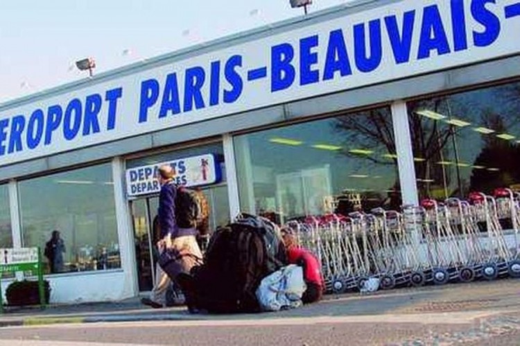 Više od 70 Srba "zarobljeno" na aerodromu u Parizu: Let za Beograd čekaju 13 sati