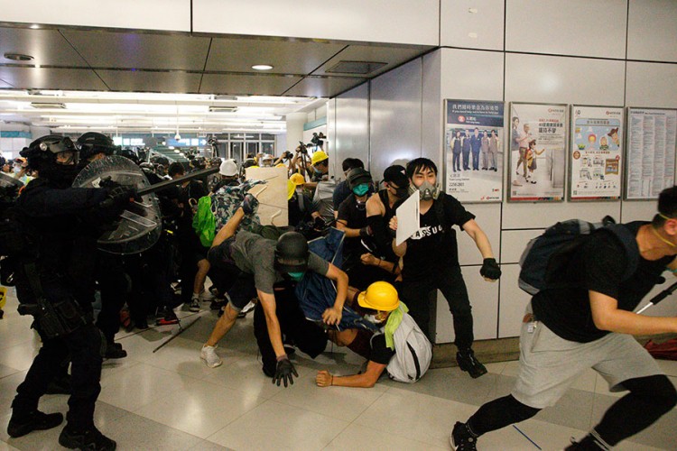 Policija nasilno razbila zabranjeni protest u Hong Kongu