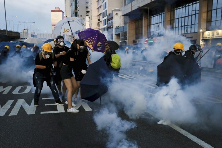 Brutalan obračun policije i demonstranata na ulicama Hongkonga