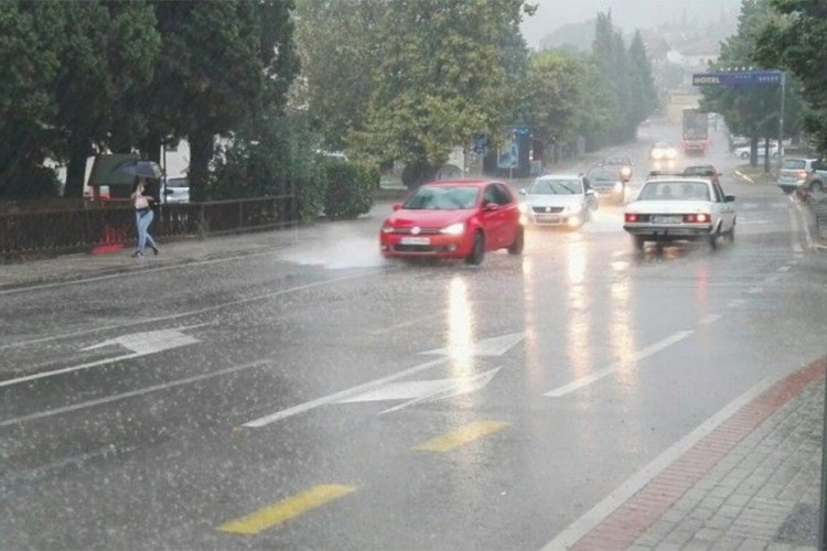 Nevrijeme pogodilo Hercegovinu: Poplavljene ulice u Mostaru i Međugorju