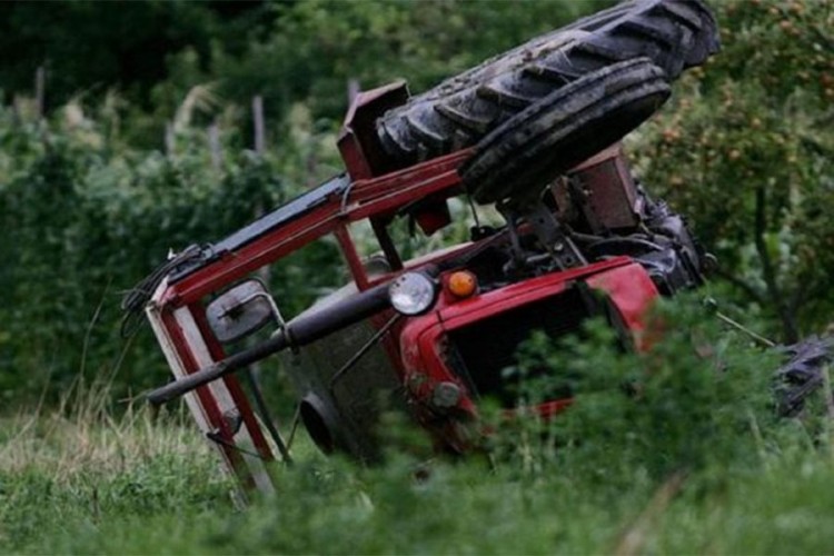 Traktor sletio s puta, poginuli muž i žena