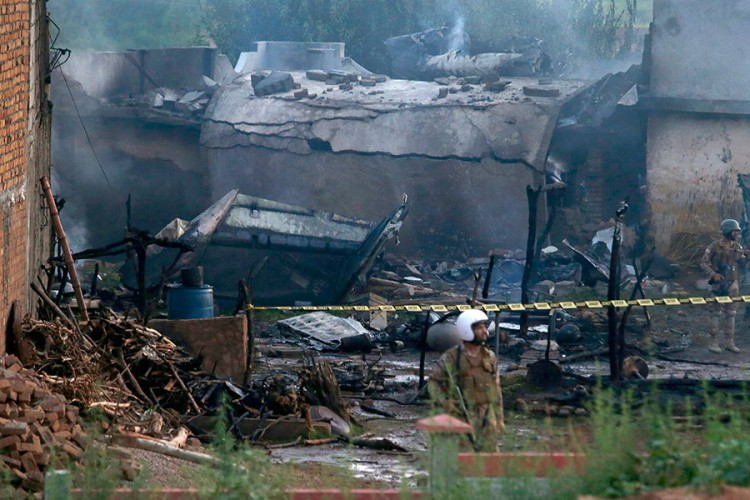 Vojni avion se zabio u zgradu u Pakistanu, 17 poginulih