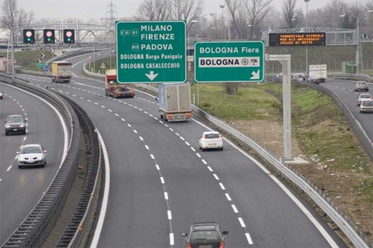 Lančani sudar tri kamiona u blizini Bolonje, poginuo vozač