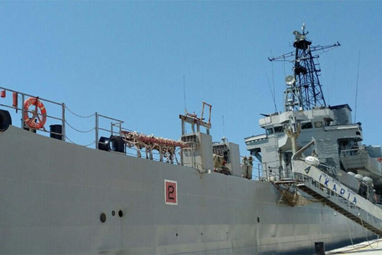 Brod grčke ratne mornarice usidren u Baru