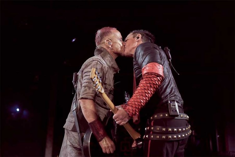 Članovi Rammsteina se poljubili na koncertu u Moskvi uz poruku Rusiji