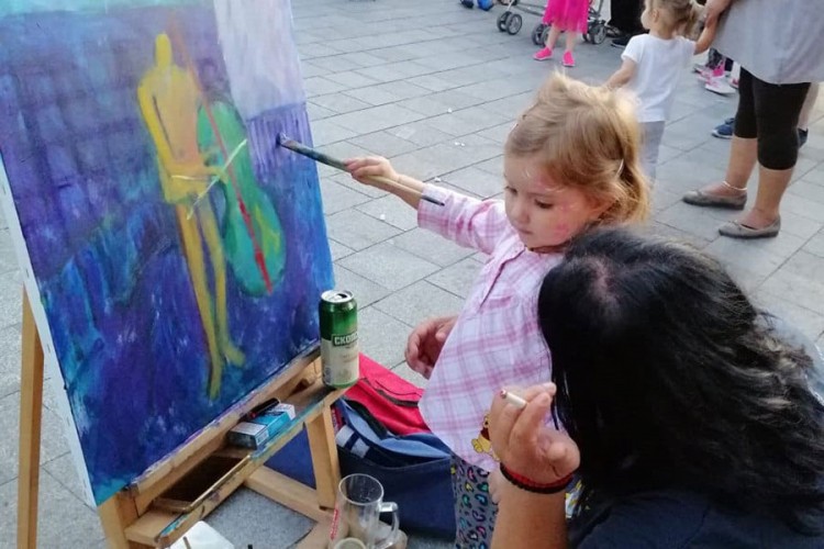 Mališani na ulicama Banjaluke slikali sa umjetnicima