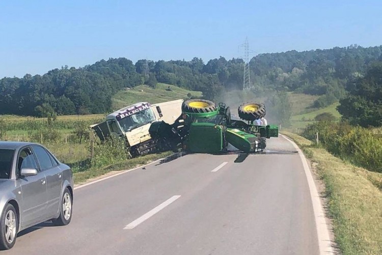 Tri osobe povrijeÄene u sudaru traktora i kamiona