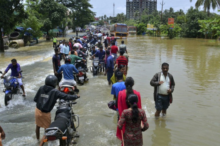 Indija:U poplavama poginulo 16 ljudi,140.000 raseljeno
