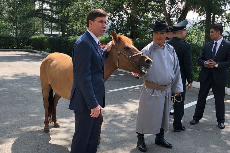 Ministar odbrane SAD dobio konja u Mongoliji