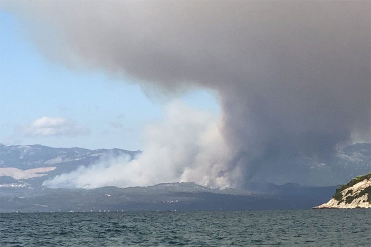 Požar na Eviji, evakuisani manastir i dva sela