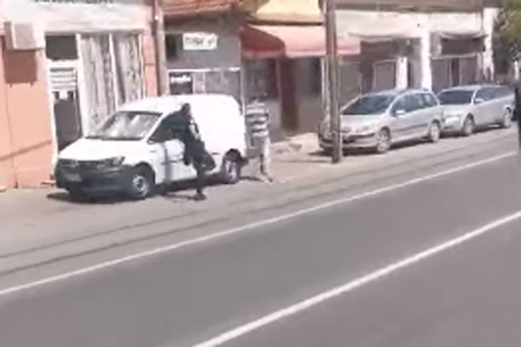 Nesvakidašnja potjera: Policajac trčao za čovjekom na ulici