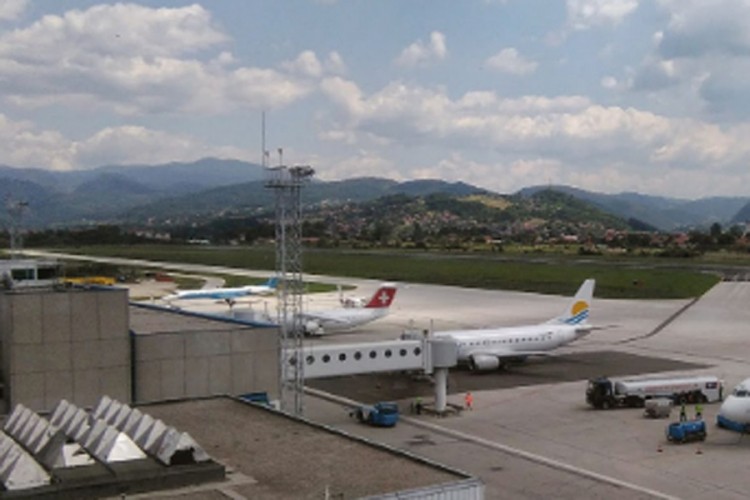 Avioni zbog nevremena kružili oko Sarajeva, sletjeli u Beograd i Zagreb