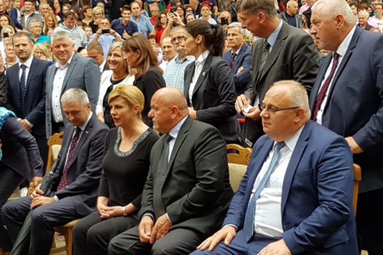 Grabar-Kitarović stigla u BiH, prisustvovala misi kod Teslića