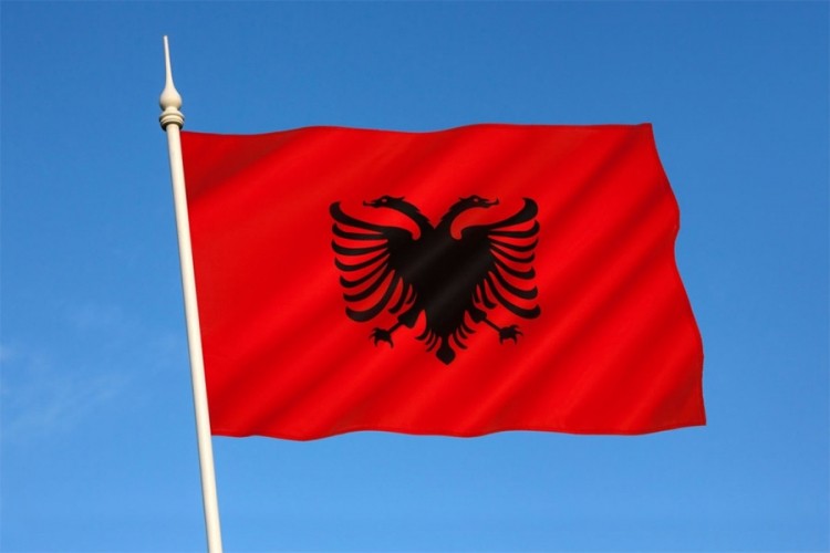 Albanske zastave završile u kontejnerima u Skoplju