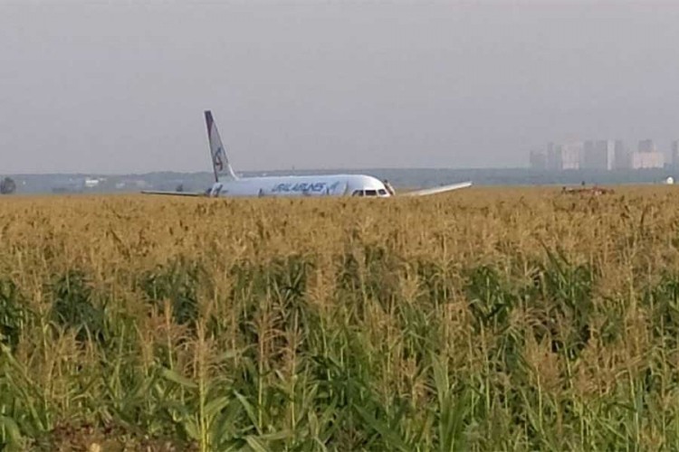 Avion prinudno sletio u polje, 23 osobe povrijeđene