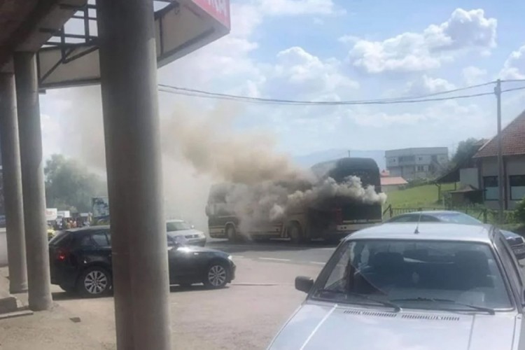 Zapalio se autobus kod Tuzle, putnici uspjeli da izađu na vrijeme
