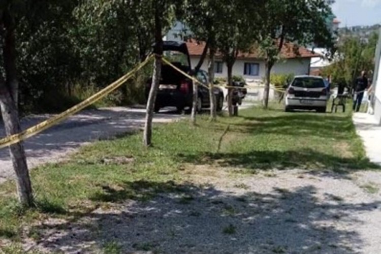 Detalji ubistva u Cazinu: Pretukao sina šipkom, pa ispalio pet metaka