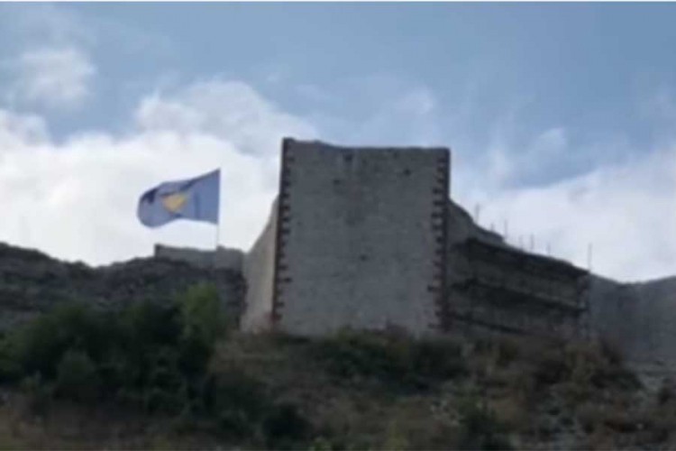 Kancelarija za KiM: Zastava na Novom Brdu čin osvete