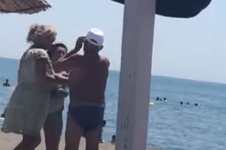 Tuča muškarca i žene na plaži u Ulcinju, turisti sve snimali