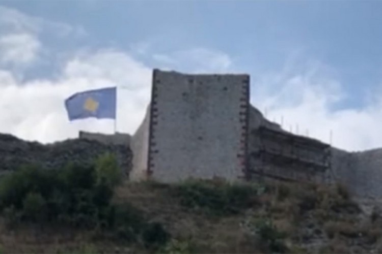 Kosovska zastava ponovo na srpskoj tvrđavi