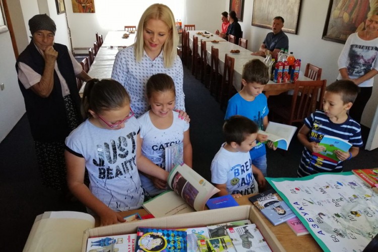 Knjige na ćirilici za srpske porodice na prostoru Glamoča