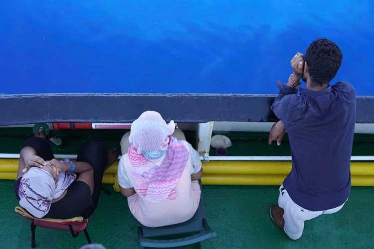 Brod sa migrantima ipak ne može do Španije, očajni skaču u more