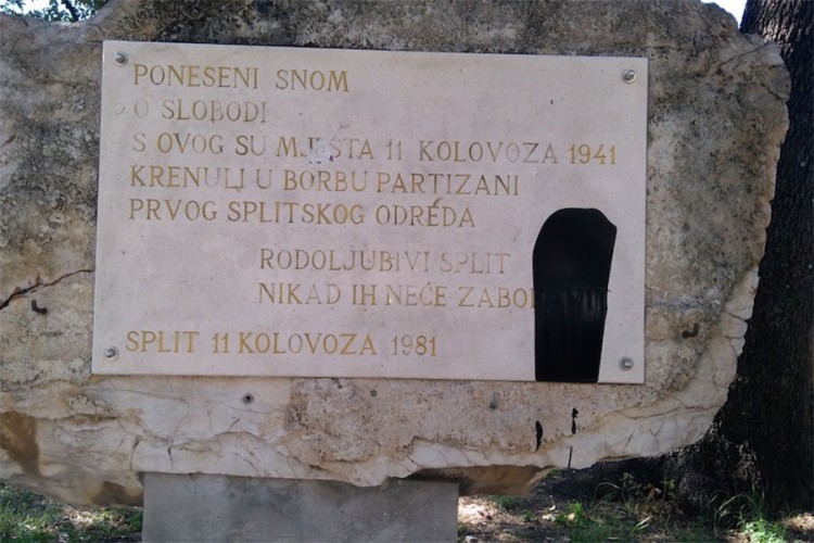 Split: Crnom bojom na spomenik Prvom partizanskom odredu