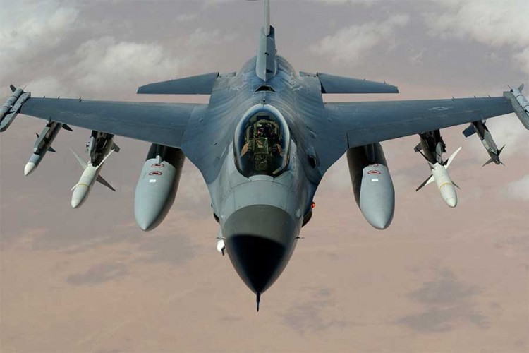 Tri bombardera F16 na nebu Albanije