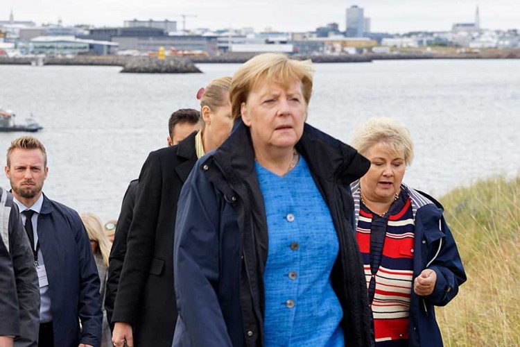 Merkel: EU treba razmisliti o praktičnim rješenjima za irsku granicu