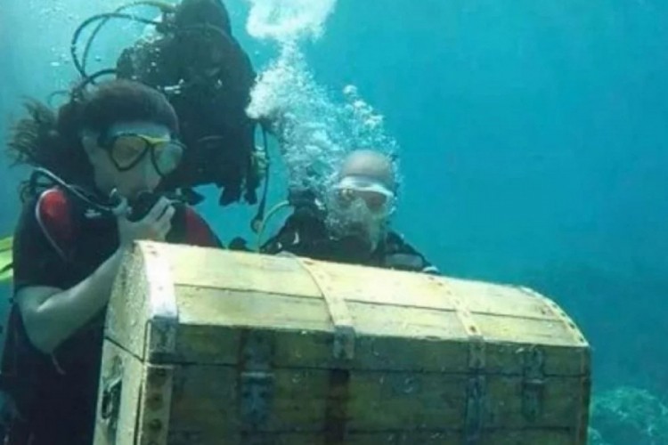 U moru kod Pelješca pronašli stari kovčeg, djevojka oduševljena sadržajem