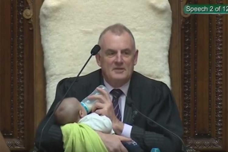 Predsjednik parlamenta Novog Zelanda hranio bebu jednog poslanika
