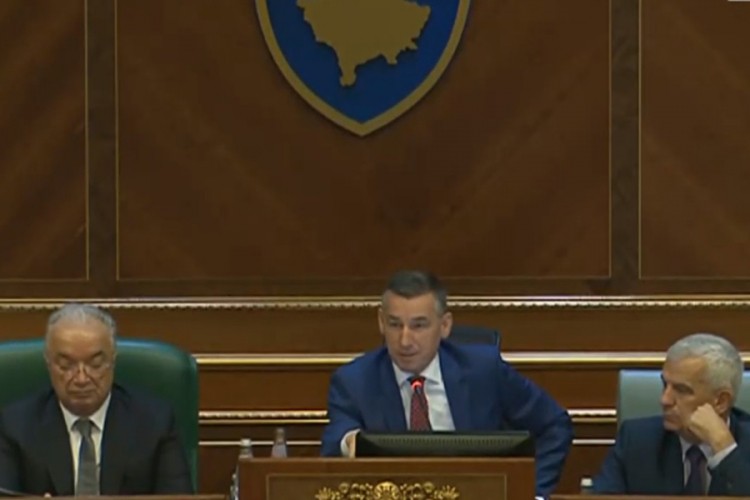 Raspušten kosovski parlament, Tači na potezu